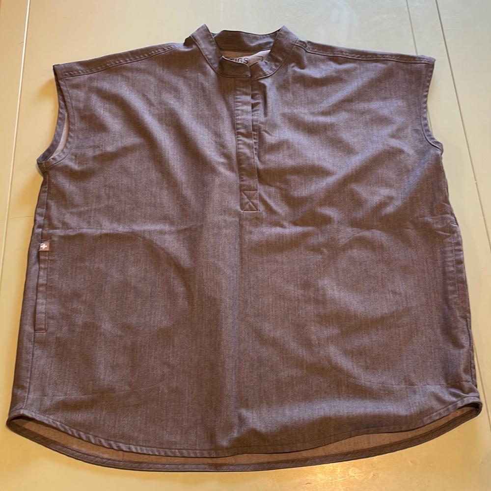 FIGS GRAPHITE RAFAELA SCRUB TOP Size M ✨NWOT✨